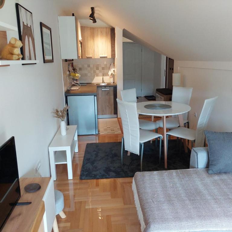 Promenada View Snežnik - One-Bedroom Apartment - 11