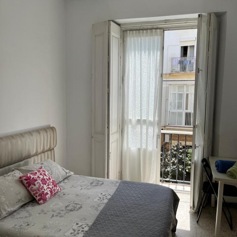 Bonito piso Cádiz zona playa de la caleta - Three-Bedroom Apartment - 9
