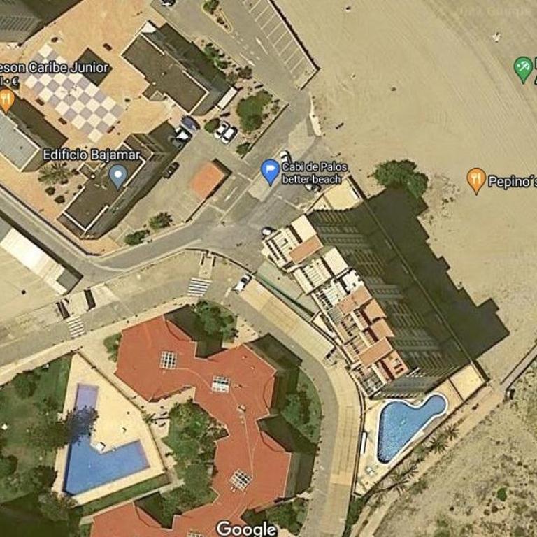 La Manga km 0, pisos estudios - planta baja - 100m de la playa - studio flats - ground floor - 100m from the beach, cada con bicis & tabla SUP, piscina & pádel & tenis & más - each with bikes & SUP board, pool & paddle & tennis & more - Apartamento de 1 dormitorio - 49