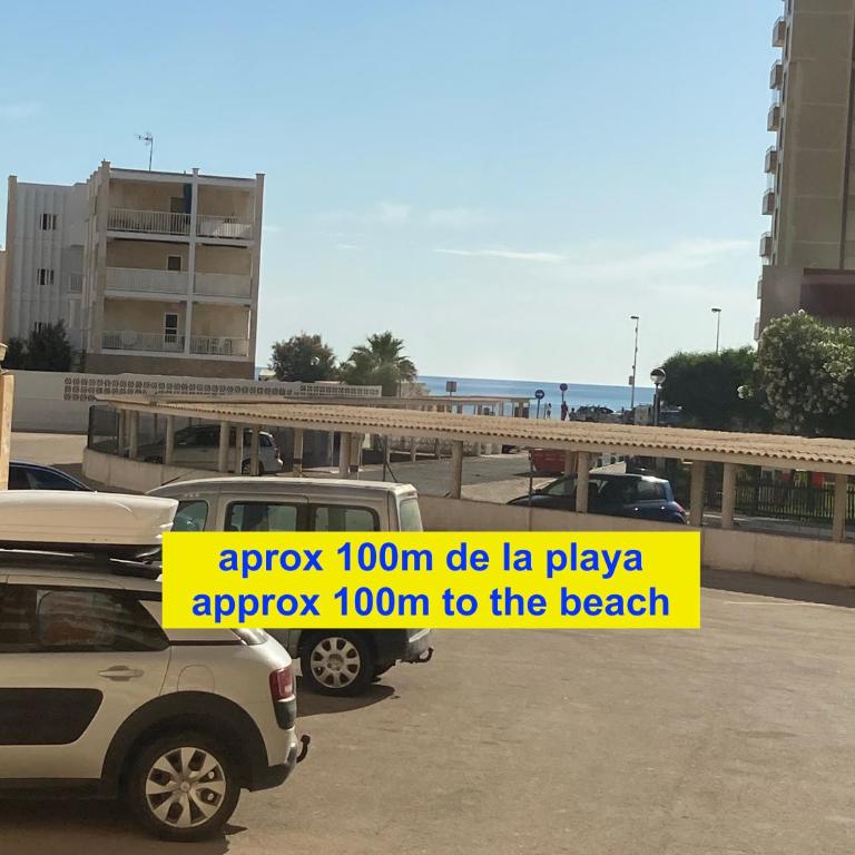 La Manga km 0, pisos estudios - planta baja - 100m de la playa - studio flats - ground floor - 100m from the beach, cada con bicis & tabla SUP, piscina & pádel & tenis & más - each with bikes & SUP board, pool & paddle & tennis & more - Apartamento de 1 dormitorio - 51