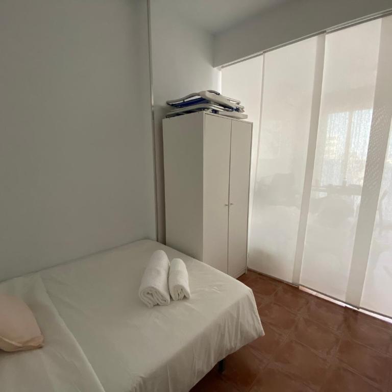 La Manga km 0, pisos estudios - planta baja - 100m de la playa - studio flats - ground floor - 100m from the beach, cada con bicis & tabla SUP, piscina & pádel & tenis & más - each with bikes & SUP board, pool & paddle & tennis & more - Apartamento de 1 dormitorio - 29