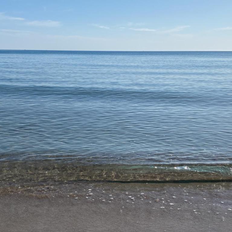 La Manga km 0, pisos estudios - planta baja - 100m de la playa - studio flats - ground floor - 100m from the beach, cada con bicis & tabla SUP, piscina & pádel & tenis & más - each with bikes & SUP board, pool & paddle & tennis & more - Apartamento de 1 dormitorio - 52