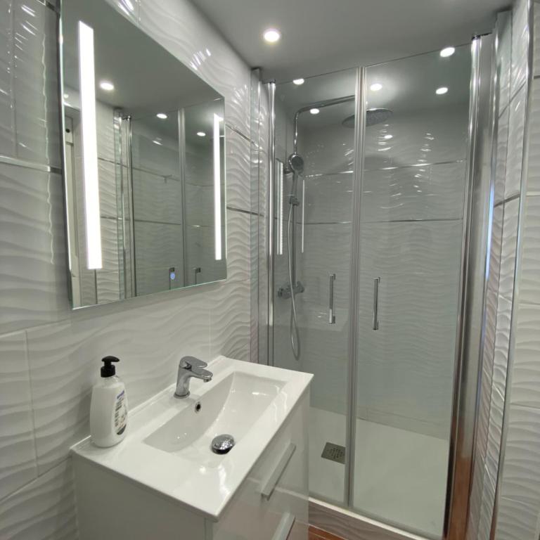 La Manga km 0, pisos estudios - planta baja - 100m de la playa - studio flats - ground floor - 100m from the beach, cada con bicis & tabla SUP, piscina & pádel & tenis & más - each with bikes & SUP board, pool & paddle & tennis & more - Apartamento de 1 dormitorio - 4