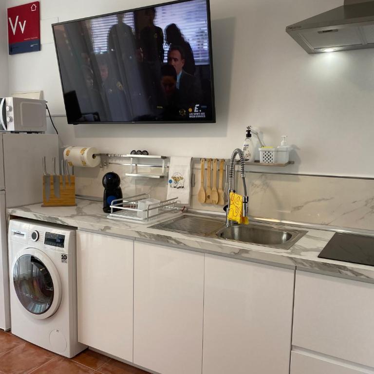 La Manga km 0, pisos estudios - planta baja - 100m de la playa - studio flats - ground floor - 100m from the beach, cada con bicis & tabla SUP, piscina & pádel & tenis & más - each with bikes & SUP board, pool & paddle & tennis & more - Apartamento de 1 dormitorio - 9