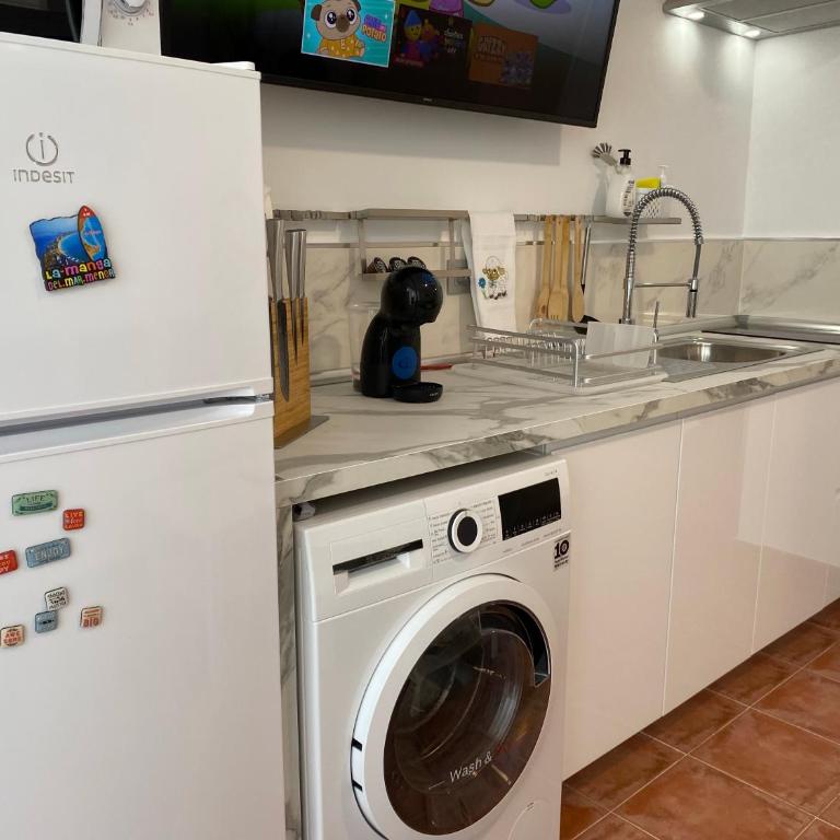 La Manga km 0, pisos estudios - planta baja - 100m de la playa - studio flats - ground floor - 100m from the beach, cada con bicis & tabla SUP, piscina & pádel & tenis & más - each with bikes & SUP board, pool & paddle & tennis & more - Apartamento de 1 dormitorio - 7