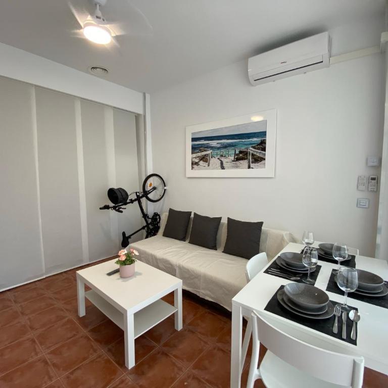 La Manga km 0, pisos estudios - planta baja - 100m de la playa - studio flats - ground floor - 100m from the beach, cada con bicis & tabla SUP, piscina & pádel & tenis & más - each with bikes & SUP board, pool & paddle & tennis & more - Apartamento de 1 dormitorio - 27