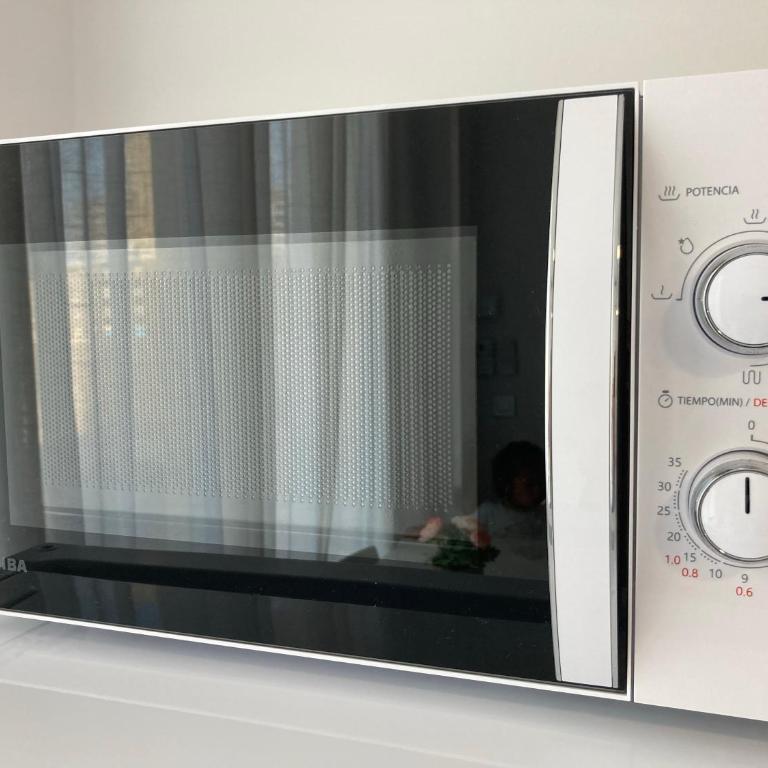 La Manga km 0, pisos estudios - planta baja - 100m de la playa - studio flats - ground floor - 100m from the beach, cada con bicis & tabla SUP, piscina & pádel & tenis & más - each with bikes & SUP board, pool & paddle & tennis & more - Apartamento de 1 dormitorio - 19