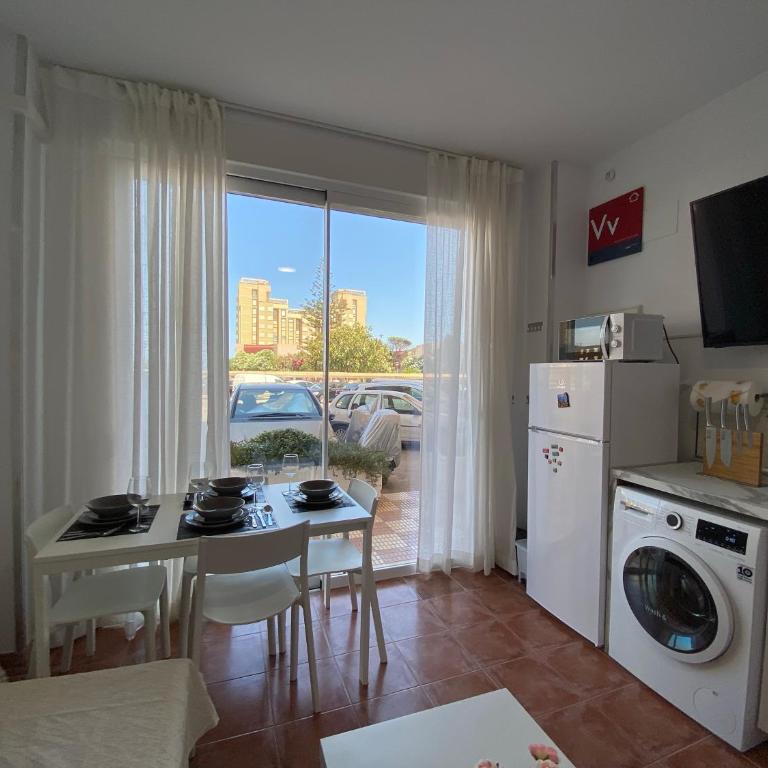 La Manga km 0, pisos estudios - planta baja - 100m de la playa - studio flats - ground floor - 100m from the beach, cada con bicis & tabla SUP, piscina & pádel & tenis & más - each with bikes & SUP board, pool & paddle & tennis & more - Apartamento de 1 dormitorio - 8