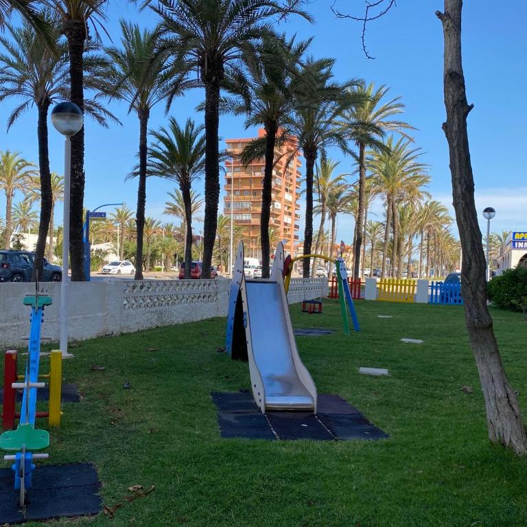 La Manga km 0, pisos estudios - planta baja - 100m de la playa - studio flats - ground floor - 100m from the beach, cada con bicis & tabla SUP, piscina & pádel & tenis & más - each with bikes & SUP board, pool & paddle & tennis & more - Apartamento de 1 dormitorio - 69