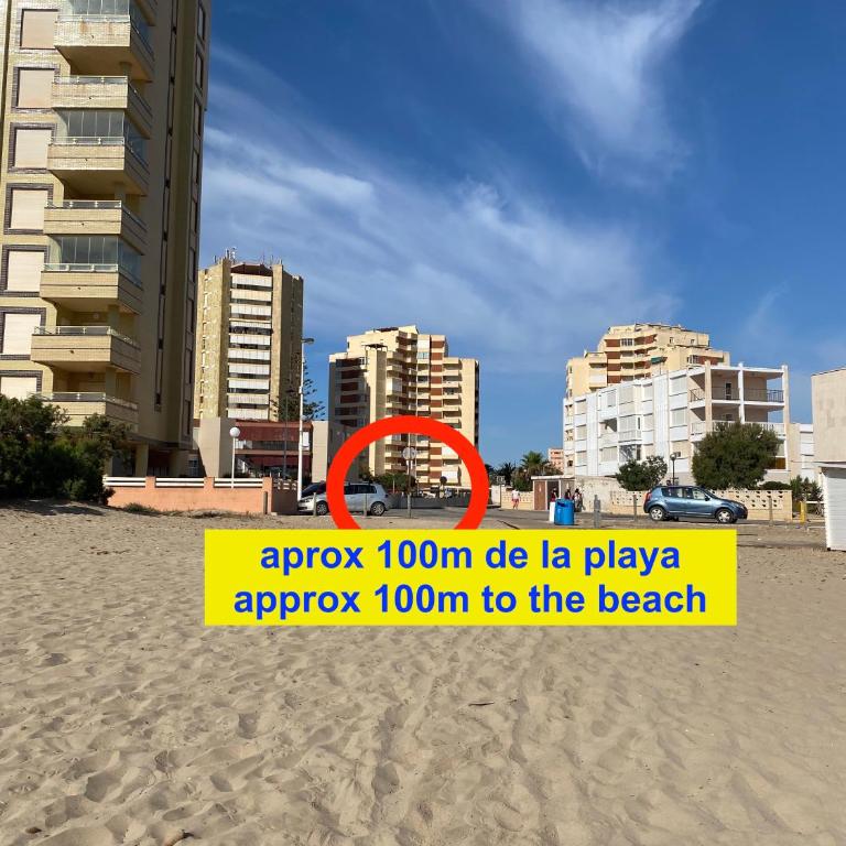 La Manga km 0, pisos estudios - planta baja - 100m de la playa - studio flats - ground floor - 100m from the beach, cada con bicis & tabla SUP, piscina & pádel & tenis & más - each with bikes & SUP board, pool & paddle & tennis & more - Apartamento de 1 dormitorio - 50