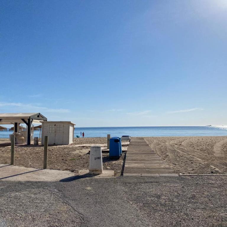 La Manga km 0, pisos estudios - planta baja - 100m de la playa - studio flats - ground floor - 100m from the beach, cada con bicis & tabla SUP, piscina & pádel & tenis & más - each with bikes & SUP board, pool & paddle & tennis & more - Apartamento de 1 dormitorio - 59