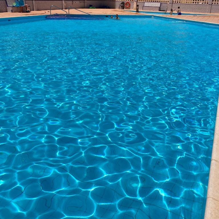 La Manga km 0, pisos estudios - planta baja - 100m de la playa - studio flats - ground floor - 100m from the beach, cada con bicis & tabla SUP, piscina & pádel & tenis & más - each with bikes & SUP board, pool & paddle & tennis & more - Apartamento de 1 dormitorio - 42
