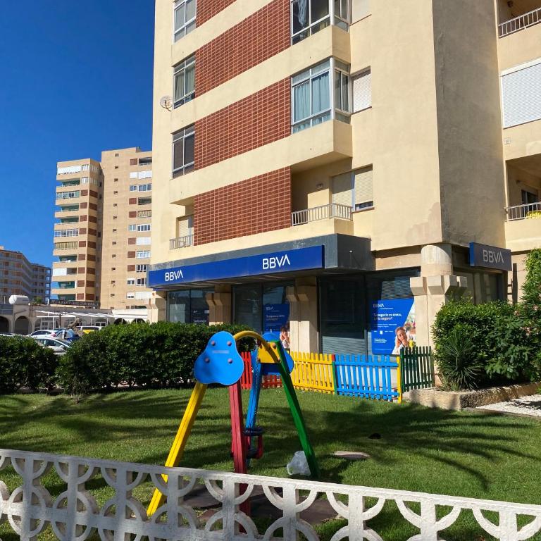 La Manga km 0, pisos estudios - planta baja - 100m de la playa - studio flats - ground floor - 100m from the beach, cada con bicis & tabla SUP, piscina & pádel & tenis & más - each with bikes & SUP board, pool & paddle & tennis & more - Apartamento de 1 dormitorio - 65