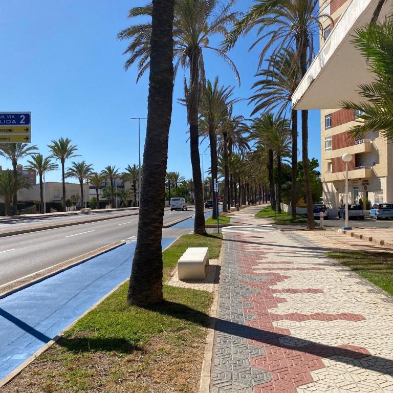 La Manga km 0, pisos estudios - planta baja - 100m de la playa - studio flats - ground floor - 100m from the beach, cada con bicis & tabla SUP, piscina & pádel & tenis & más - each with bikes & SUP board, pool & paddle & tennis & more - Apartamento de 1 dormitorio - 67