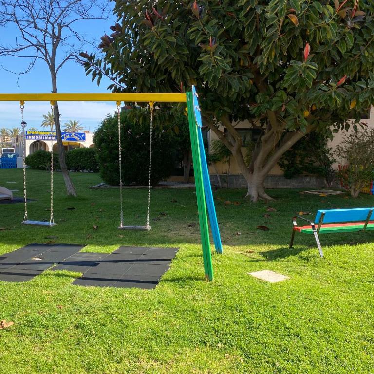 La Manga km 0, pisos estudios - planta baja - 100m de la playa - studio flats - ground floor - 100m from the beach, cada con bicis & tabla SUP, piscina & pádel & tenis & más - each with bikes & SUP board, pool & paddle & tennis & more - Apartamento de 1 dormitorio - 70