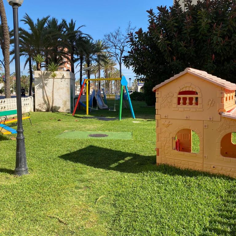 La Manga km 0, pisos estudios - planta baja - 100m de la playa - studio flats - ground floor - 100m from the beach, cada con bicis & tabla SUP, piscina & pádel & tenis & más - each with bikes & SUP board, pool & paddle & tennis & more - Apartamento de 1 dormitorio - 63