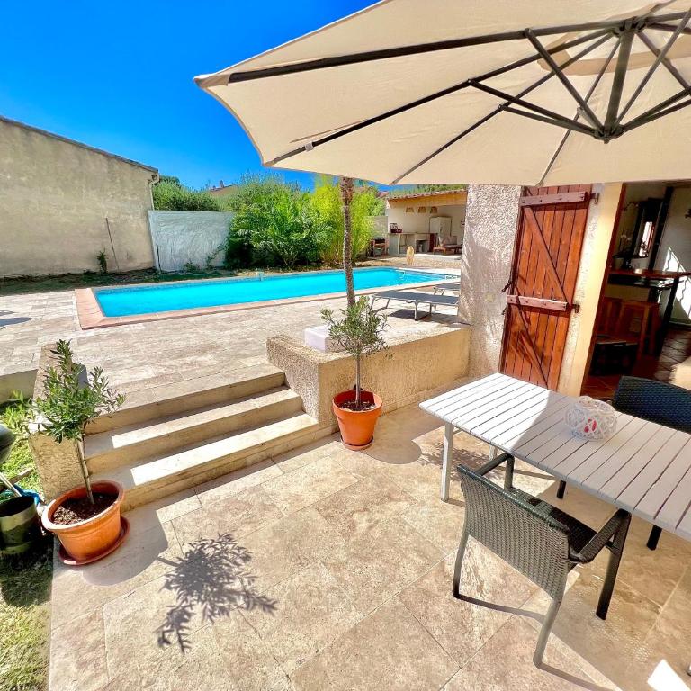 Studio avec jacuzzi et piscine - Studio - Vue sur Piscine - 5