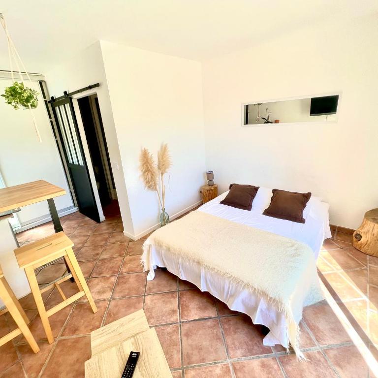 Studio avec jacuzzi et piscine - Studio - Vue sur Piscine - 6