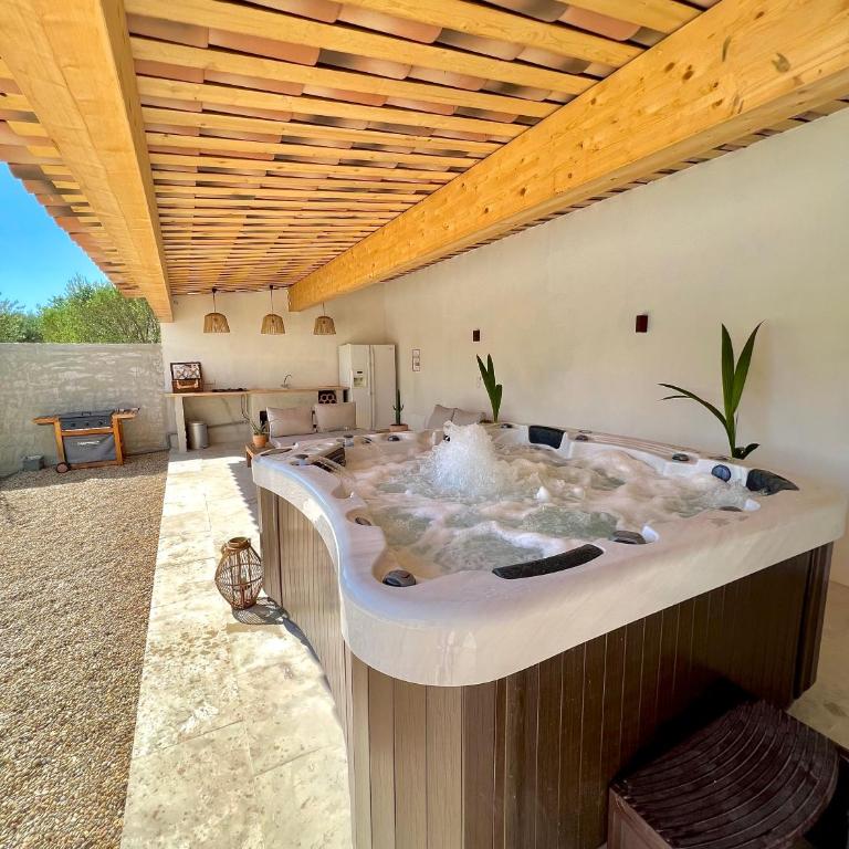 Studio avec jacuzzi et piscine - Studio - Vue sur Piscine - 13