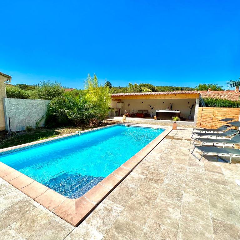 Studio avec jacuzzi et piscine - Studio - Vue sur Piscine - 11