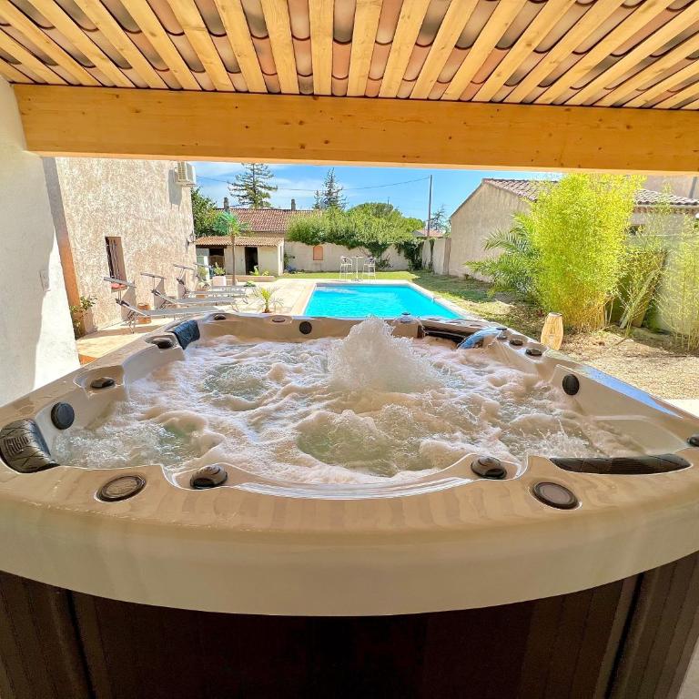 Studio avec jacuzzi et piscine - Studio - Vue sur Piscine - 4