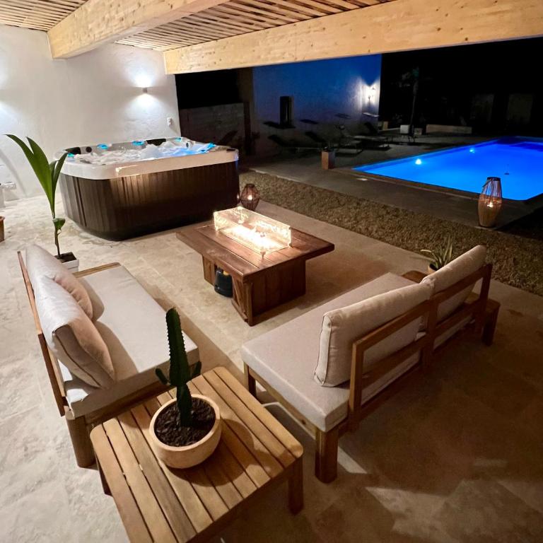 Studio avec jacuzzi et piscine - Studio - Vue sur Piscine - 2