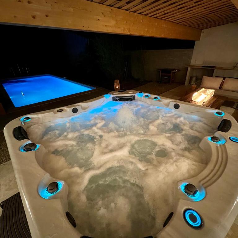 Studio avec jacuzzi et piscine - Studio - Vue sur Piscine - 1