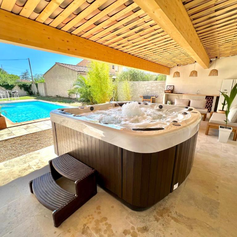Studio avec jacuzzi et piscine - Studio - Vue sur Piscine - 3