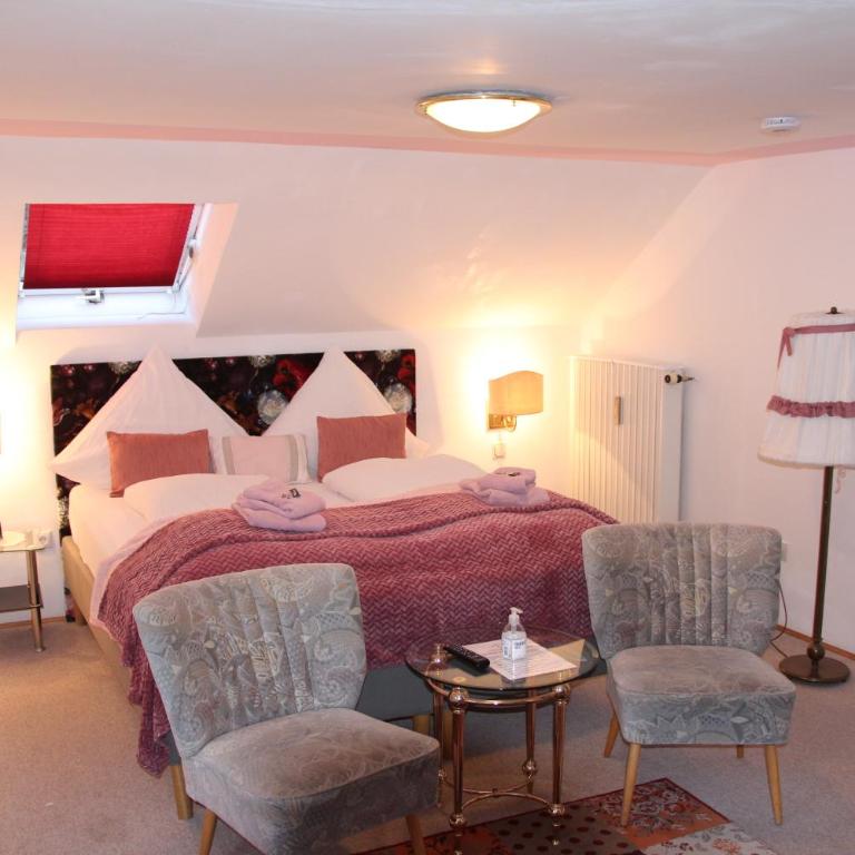 Romantic-Pension Albrecht - Villa next to UNESCO World Heritage - since 1901 - Suite im Dachgeschoss mit Balkon und Schlossblick - 2