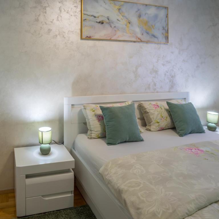 Lux Deluxe Apartment - One-Bedroom Apartment - 9