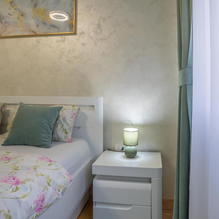 Lux Deluxe Apartment - One-Bedroom Apartment - 10