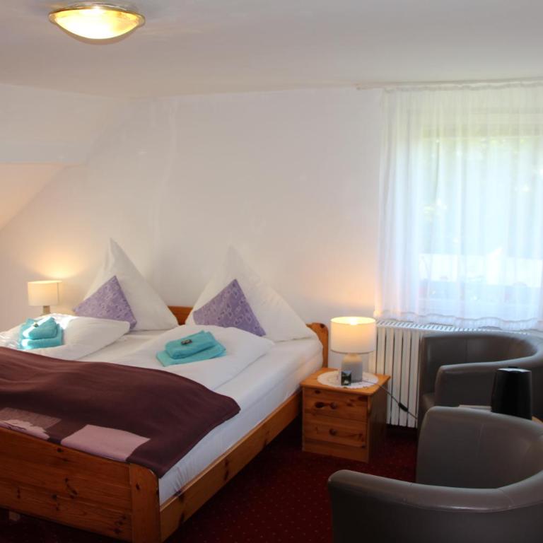 Romantic-Pension Albrecht - Villa next to UNESCO World Heritage - since 1901 - Doppelzimmer - Dachgeschoss - Blick aufs Schloss Hohenschwangau - 3