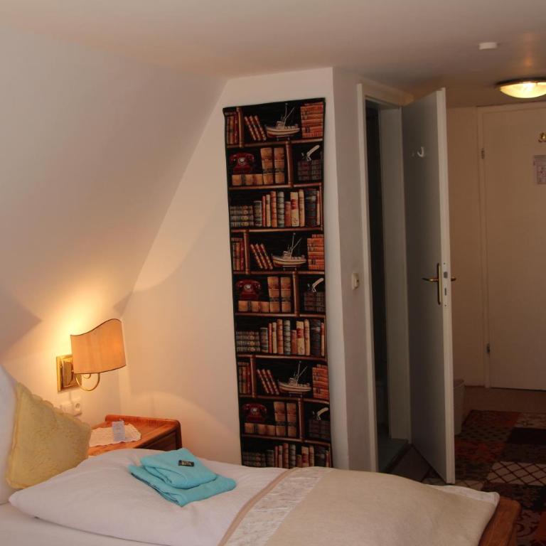 Romantic-Pension Albrecht - Villa next to UNESCO World Heritage - since 1901 - Doppelzimmer - Dachgeschoss mit Balkon und Blick auf beide Burgen - 4