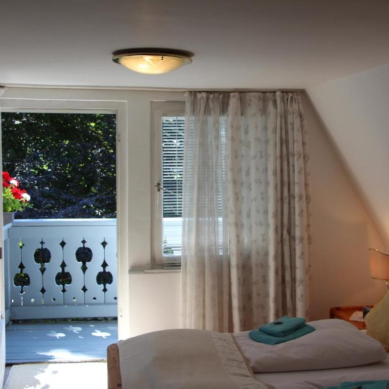 Romantic-Pension Albrecht - Villa next to UNESCO World Heritage - since 1901 - Doppelzimmer - Dachgeschoss mit Balkon und Blick auf beide Burgen - 5