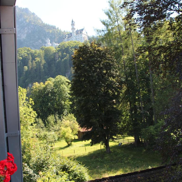 Romantic-Pension Albrecht - Villa next to UNESCO World Heritage - since 1901 - Doppelzimmer - Dachgeschoss mit Balkon und Blick auf beide Burgen - 6