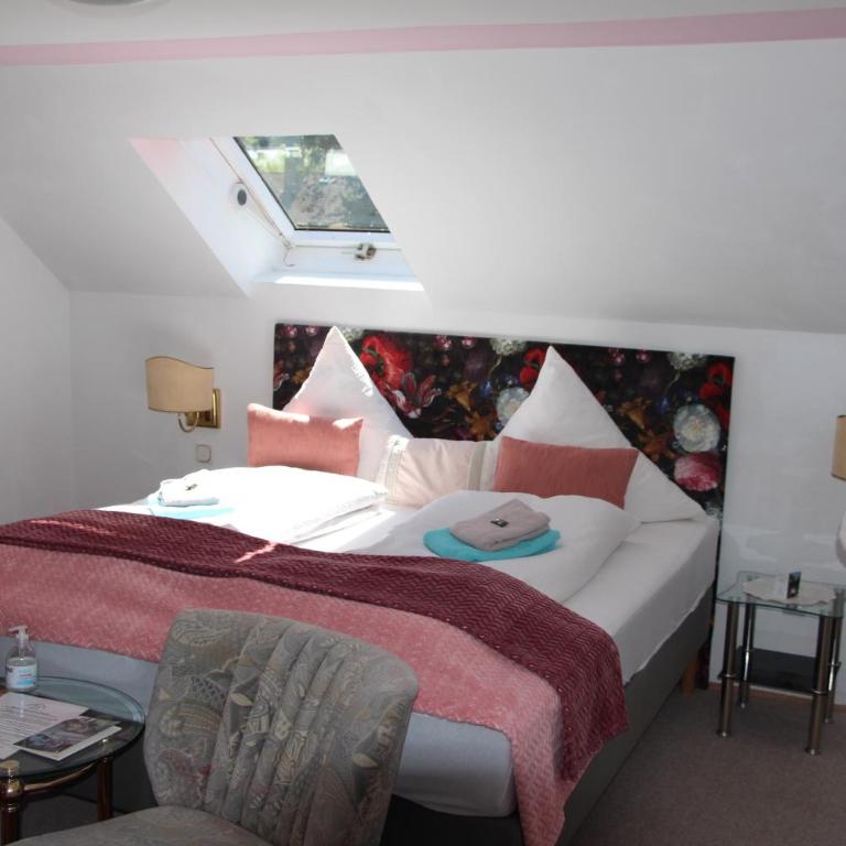 Romantic-Pension Albrecht - Villa next to UNESCO World Heritage - since 1901 - Suite im Dachgeschoss mit Balkon und Schlossblick - 3