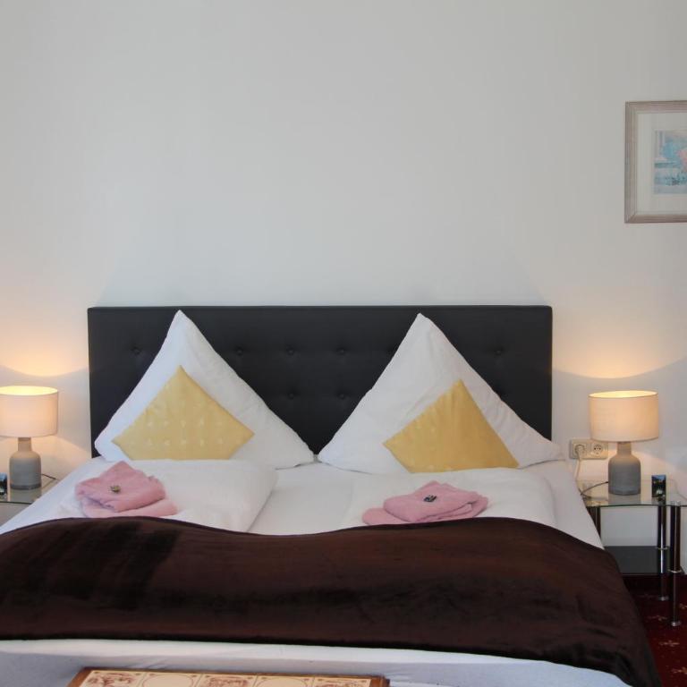 Romantic-Pension Albrecht - Villa next to UNESCO World Heritage - since 1901 - Comfort Doppelzimmer mit Balkon und Schlossblick - 3