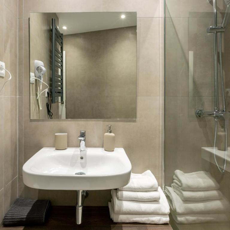 Ronda9 central suites - Deluxe Queen Room with Two Queen Beds - 9