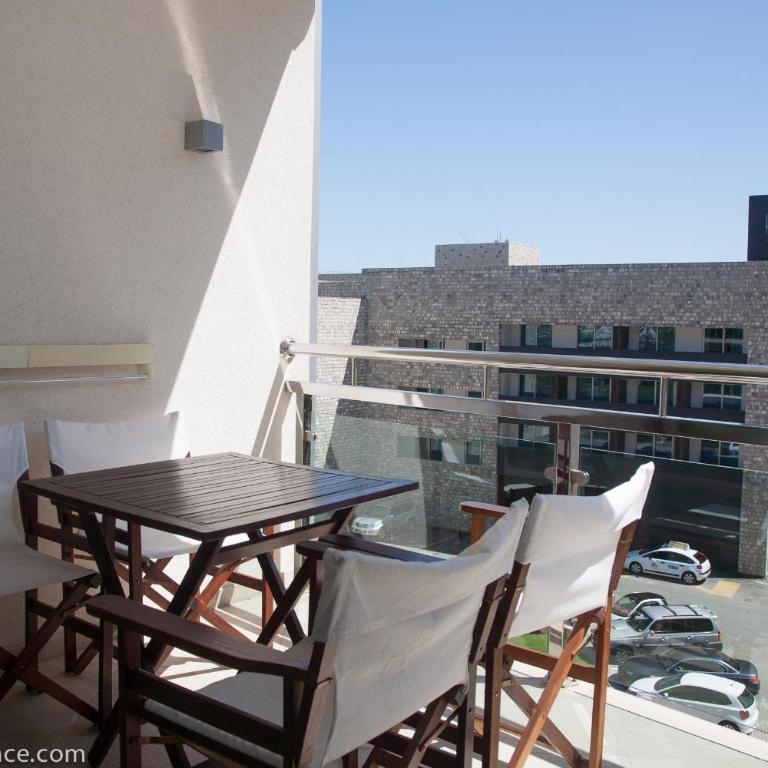 Apia Residence - Luksuzni Apartman sa 2 Spavaće Sobe i Terasom - 10