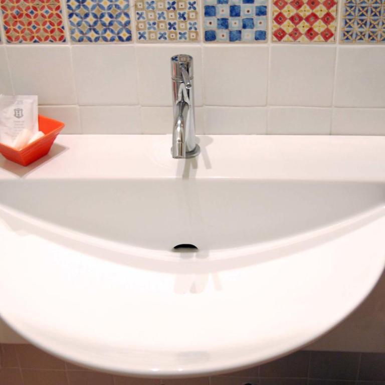 White Suite B&B - Camera Familiare con Bagno Privato - 9