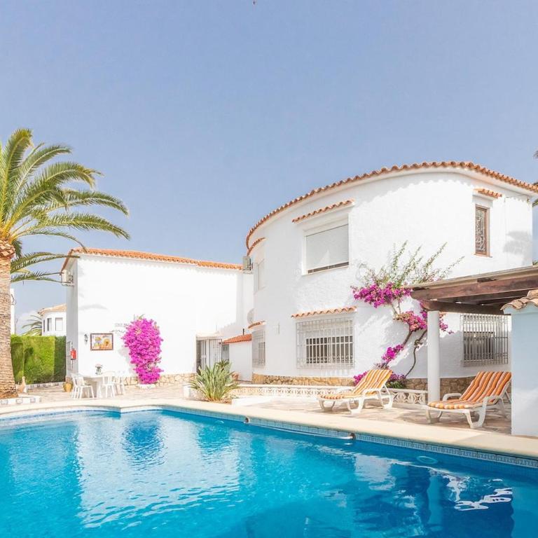 Spacious family home with Airco, private 5x10m pool, sandy beach 300m, free WiFi - Casa - 7