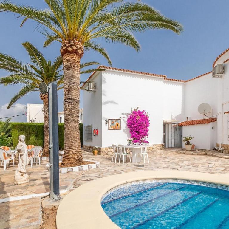 Spacious family home with Airco, private 5x10m pool, sandy beach 300m, free WiFi - Casa - 6