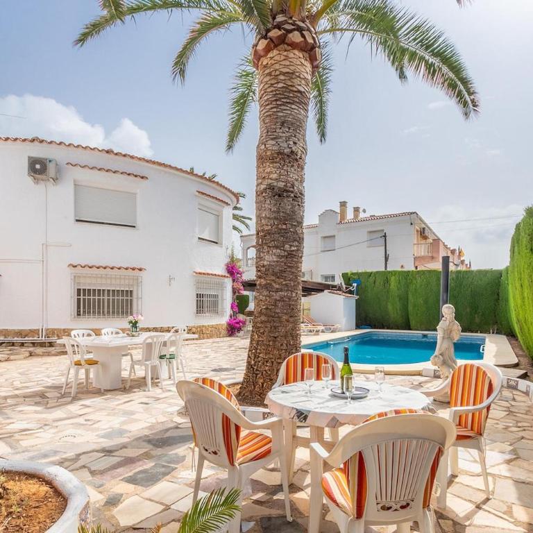Spacious family home with Airco, private 5x10m pool, sandy beach 300m, free WiFi - Casa - 5