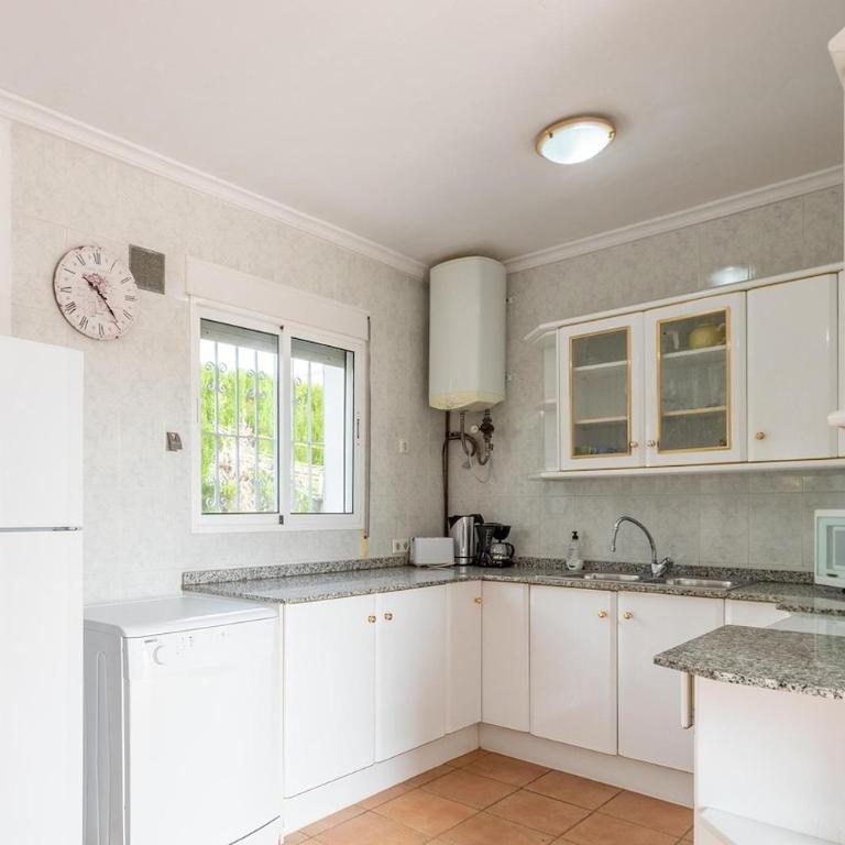 Spacious family home with Airco, private 5x10m pool, sandy beach 300m, free WiFi - Casa - 25