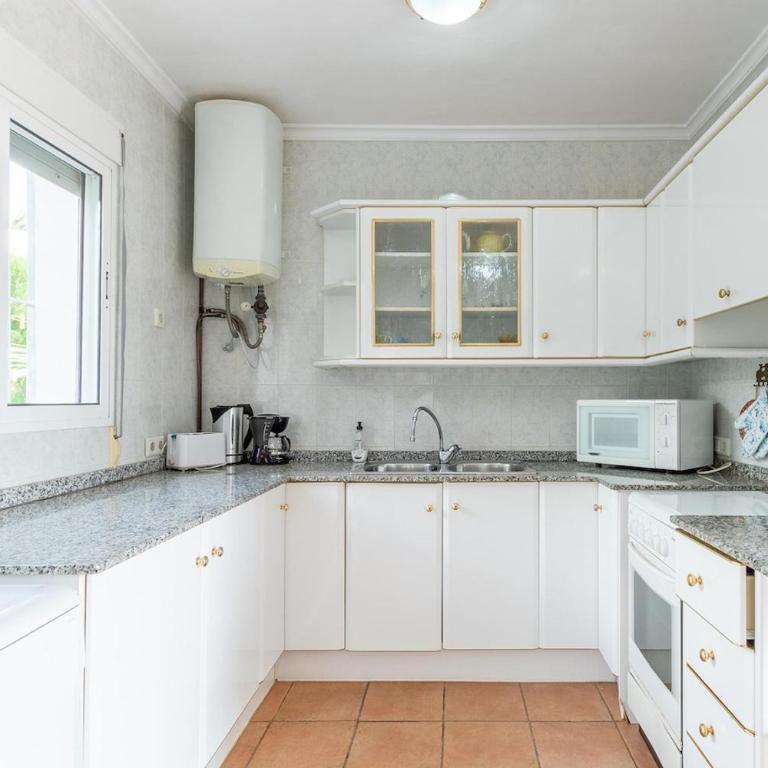 Spacious family home with Airco, private 5x10m pool, sandy beach 300m, free WiFi - Casa - 26