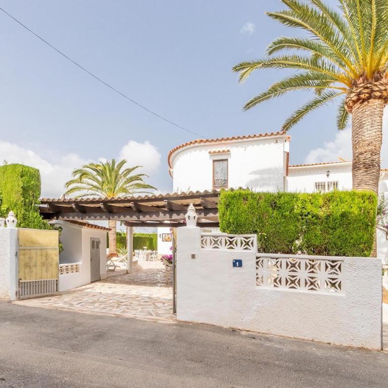 Spacious family home with Airco, private 5x10m pool, sandy beach 300m, free WiFi - Casa - 35