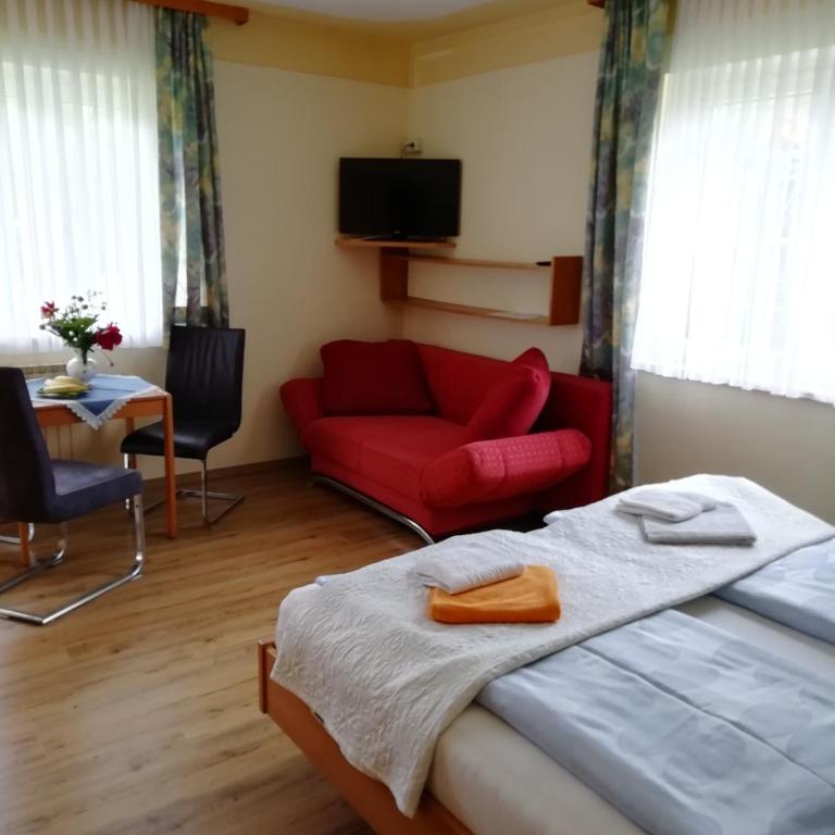 Pension Strauss - Doppelzimmer mit Gartenblick - 3