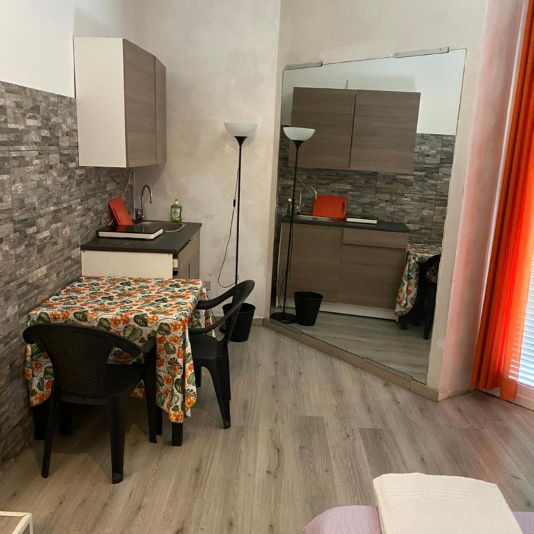 Cavour Guest House - Camera Matrimoniale Deluxe con Balcone - 1