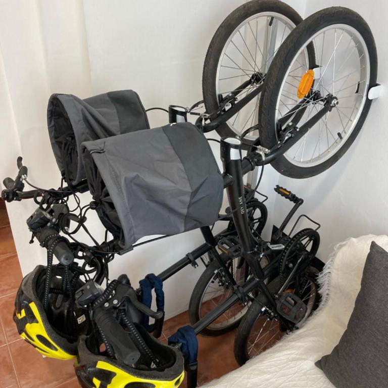 La Manga km 0, pisos estudios - planta baja - 100m de la playa - studio flats - ground floor - 100m from the beach, cada con bicis & tabla SUP, piscina & pádel & tenis & más - each with bikes & SUP board, pool & paddle & tennis & more - Apartamento de 1 dormitorio - 6