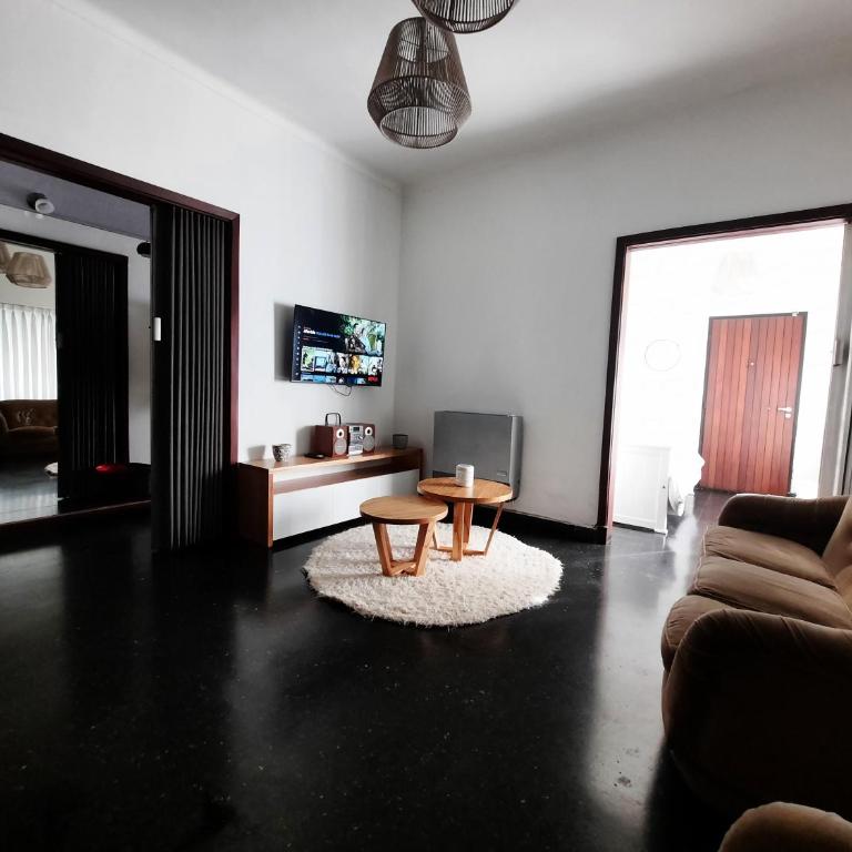 Casa c/amplio jardín, garage y parrilla. - Casa de 2 dormitorios - 15